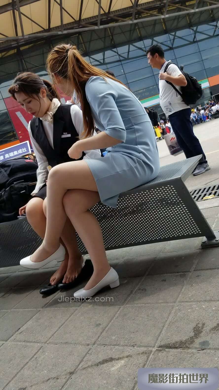 4K - 蓝裙美女跟同事在聊天 [265 MB/MP4]
