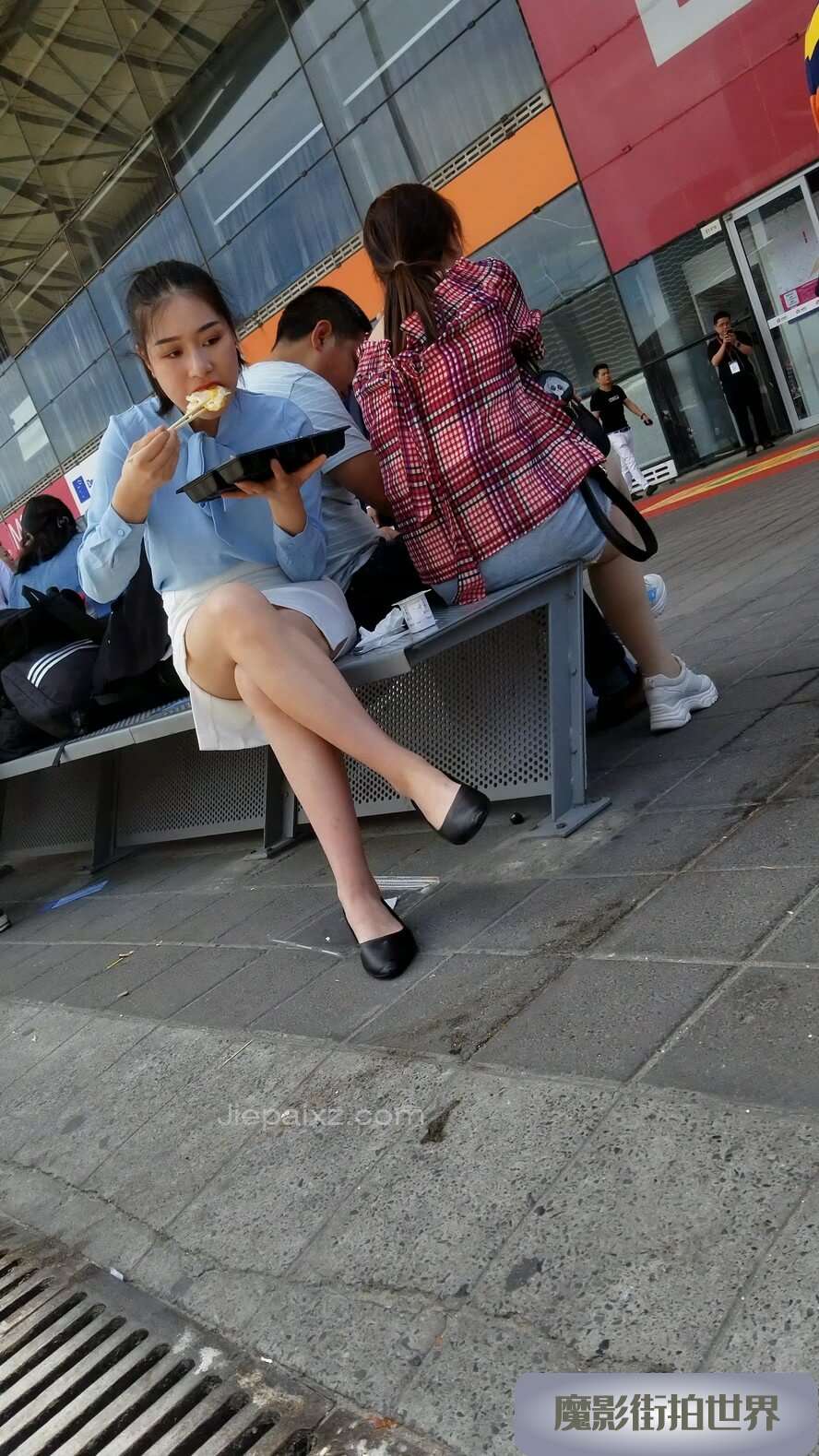 4K - 抓拍到大口大口吃饭的蓝色衬衫小姐姐 [701 MB/MP4]