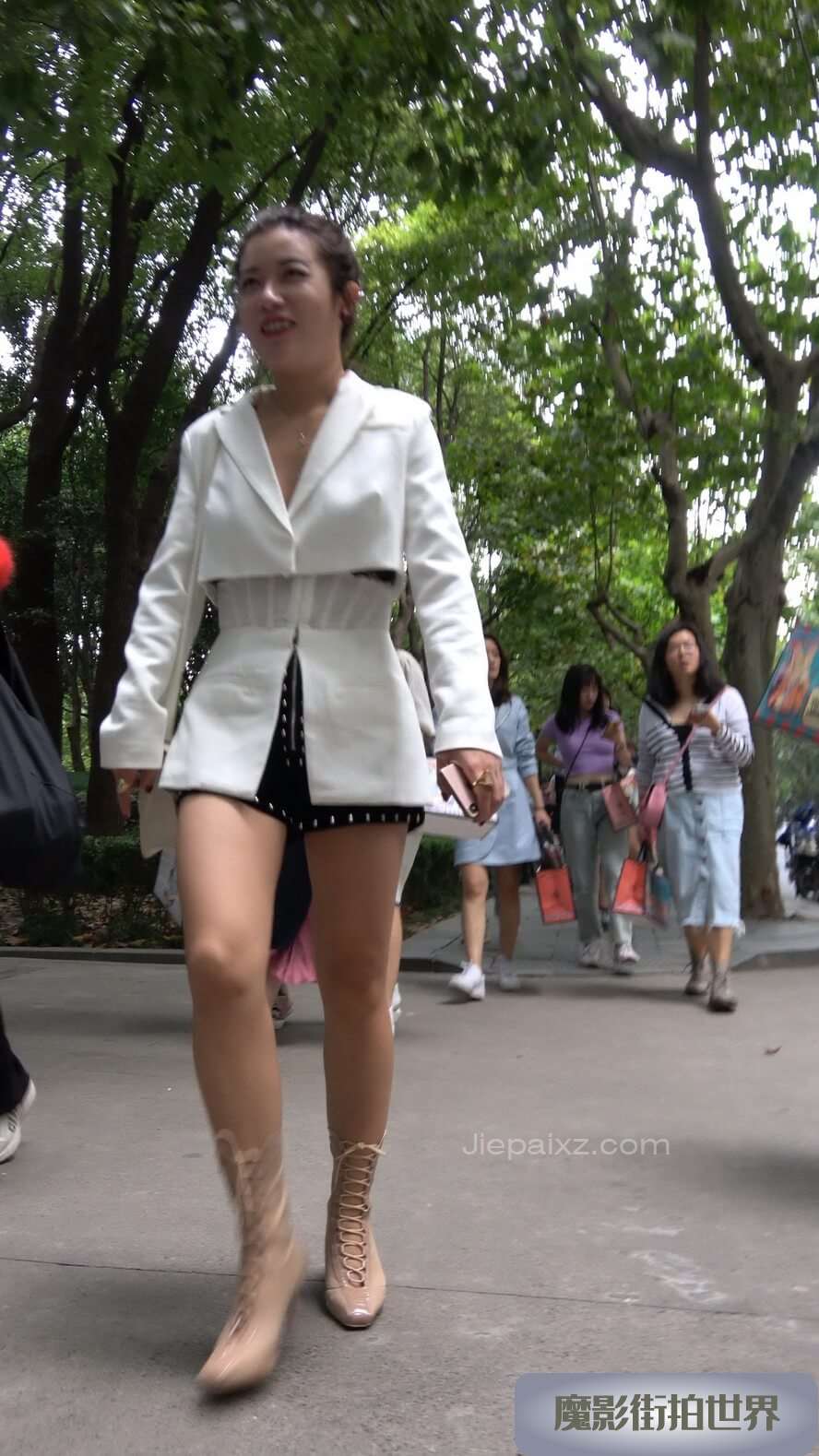 4K - 街拍气质美腿姐姐 [753 MB/MP4]