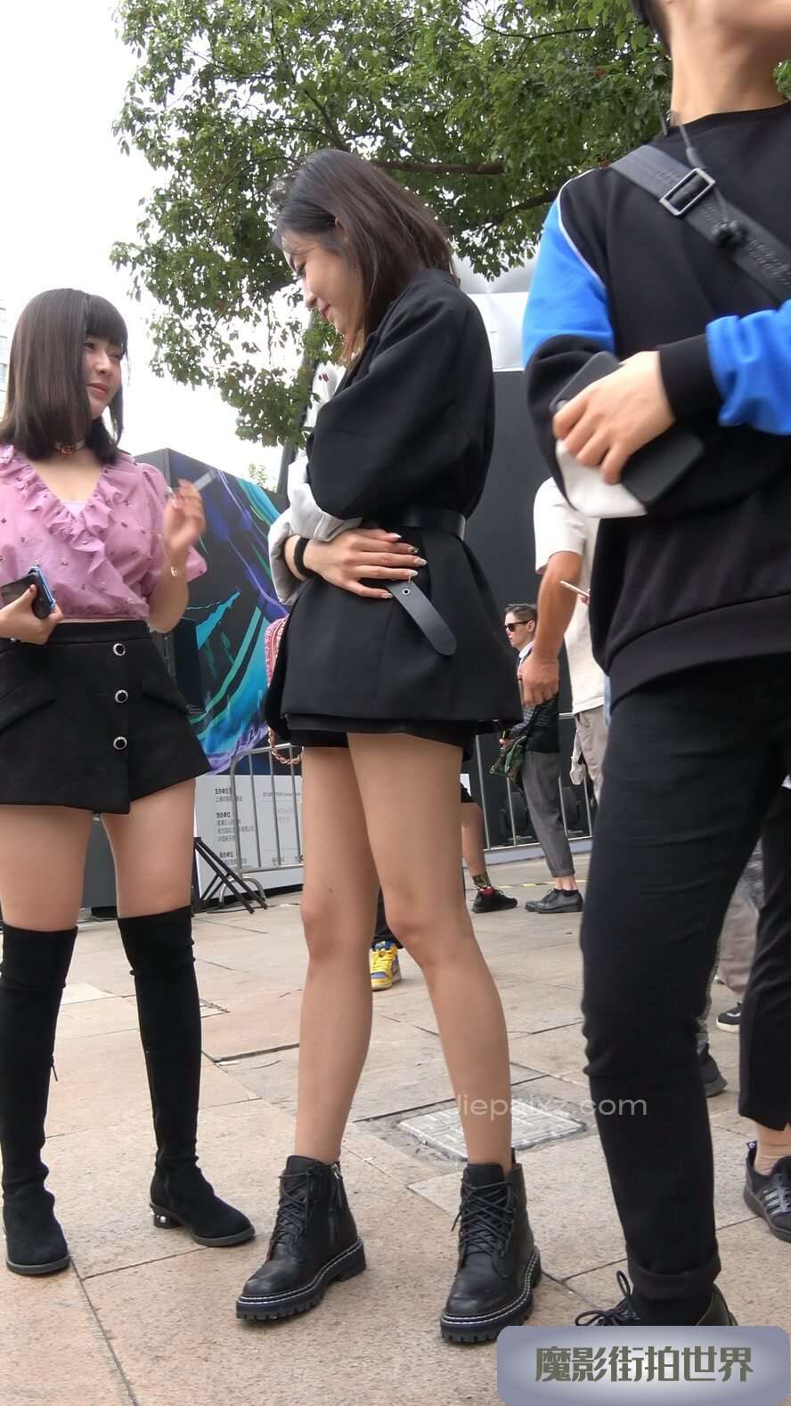 4K - 气质美腿街拍美女 [2.45 GB/MP4]