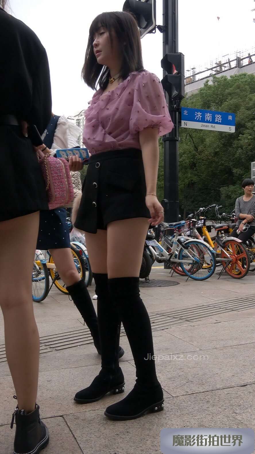 4K - 气质美腿街拍美女 [2.45 GB/MP4]
