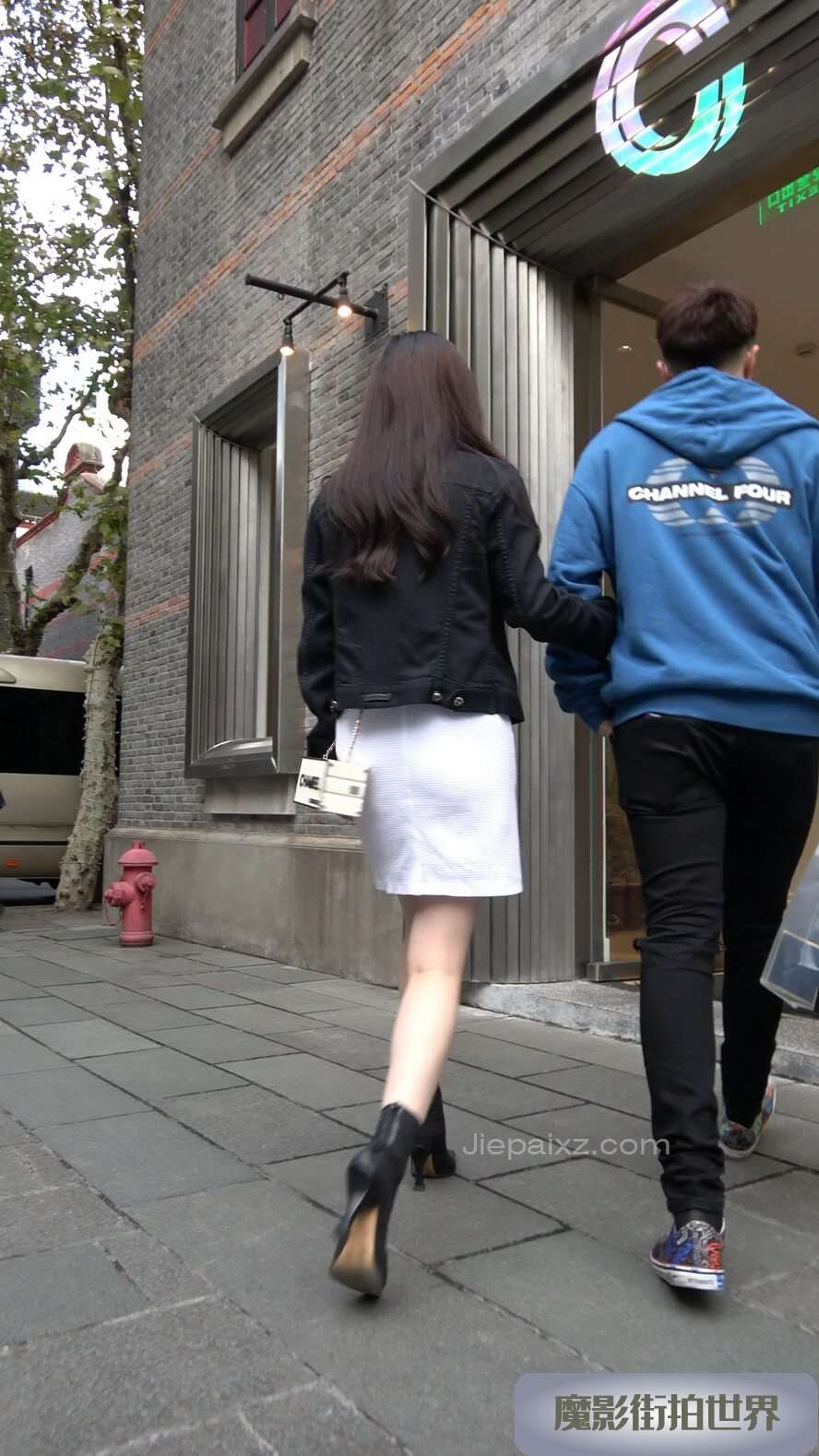 4K - 跟哪有约会逛街的妹子 [0.98 GB/MP4]