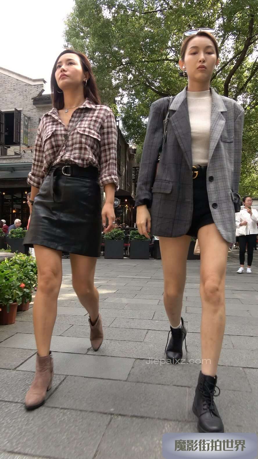 4K - 街拍美女闺蜜相约下午茶 [1.37 GB/MP4]