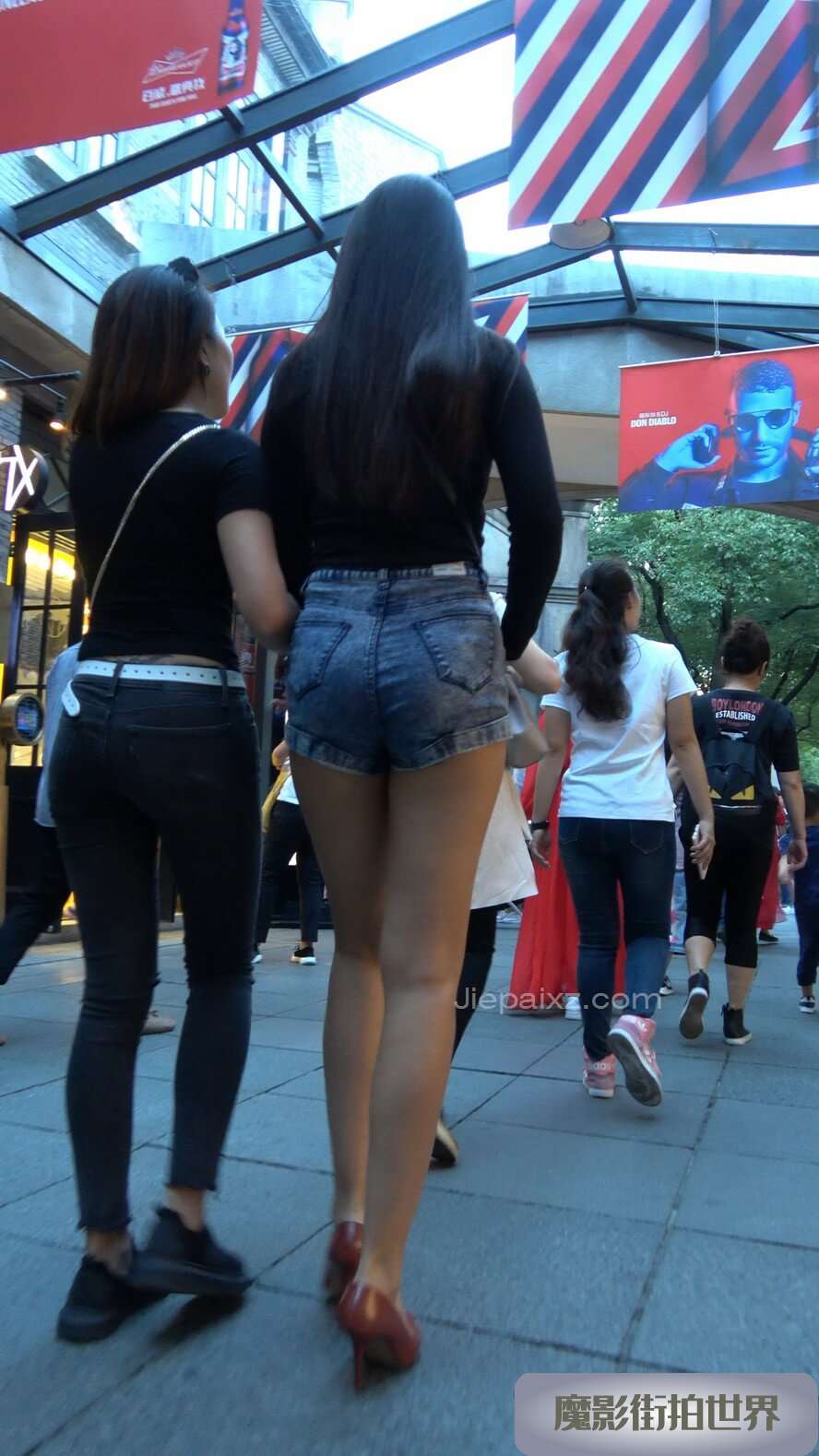 4K - 街拍顶级大长腿高跟美女悠闲下午茶 [1.29 GB/MP4]