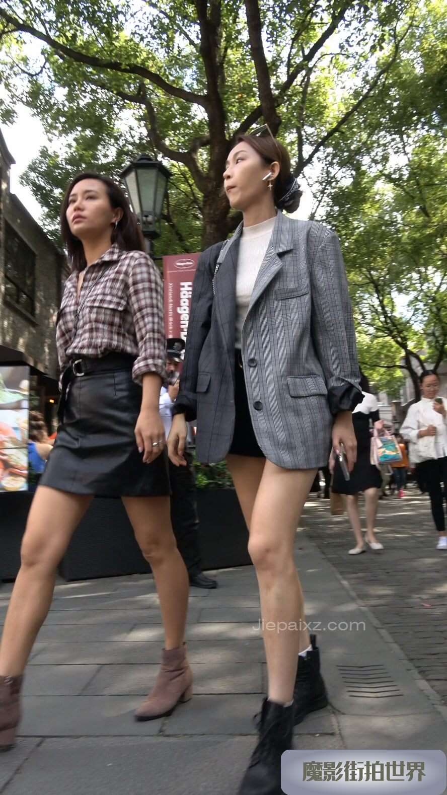 4K - 街拍美女闺蜜相约下午茶 [1.37 GB/MP4]