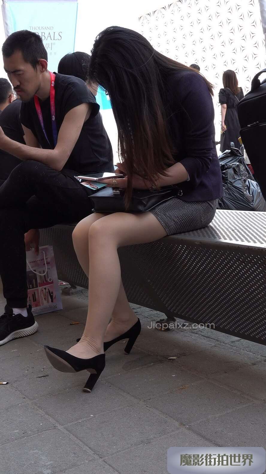 4K - 街拍黑色高跟、肉色丝袜展会美女OL [1.78 GB/MP4]