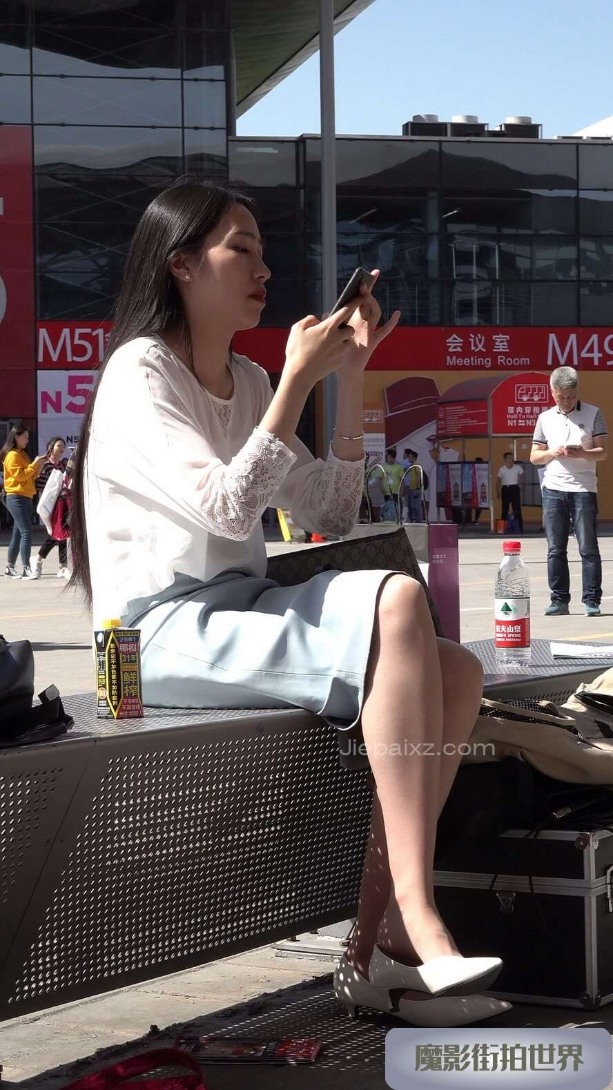 4K - 打电话的小姐姐 [1.37 GB/MP4]