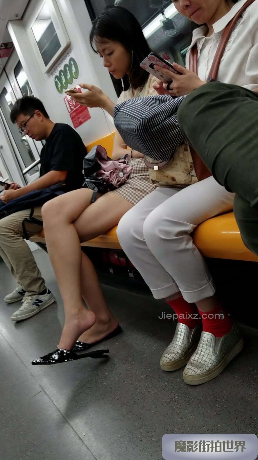 4K - 偶遇适合做女朋友的小姐姐 [1.06 GB/MP4]