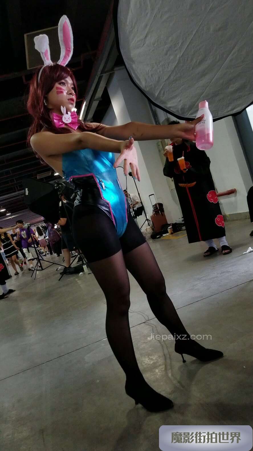 4K - 漫展上的cos美眉 [662 MB/MP4]