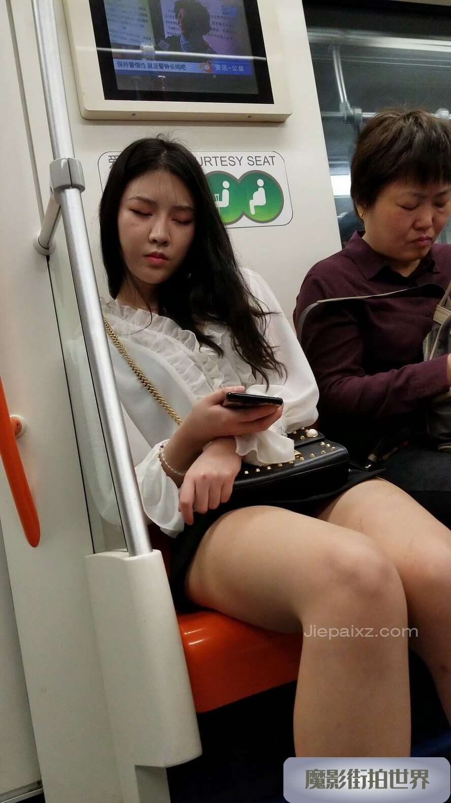 4K - 地铁上打盹的美腿小姐姐 [1.50 GB/MP4]