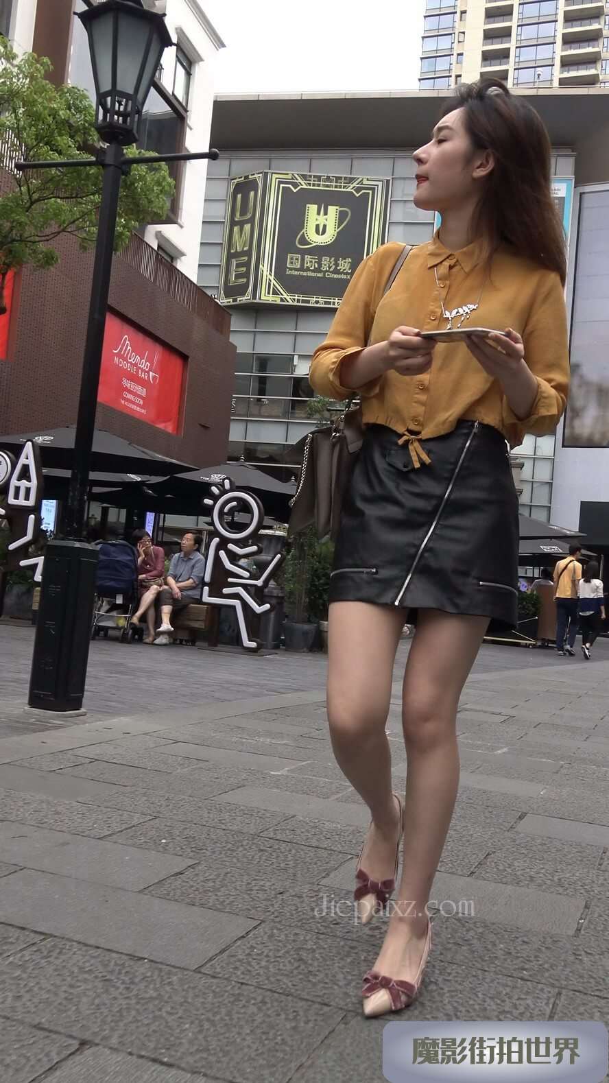 4K - 皮短裙靓女小姐姐 [1.21 GB/MP4]