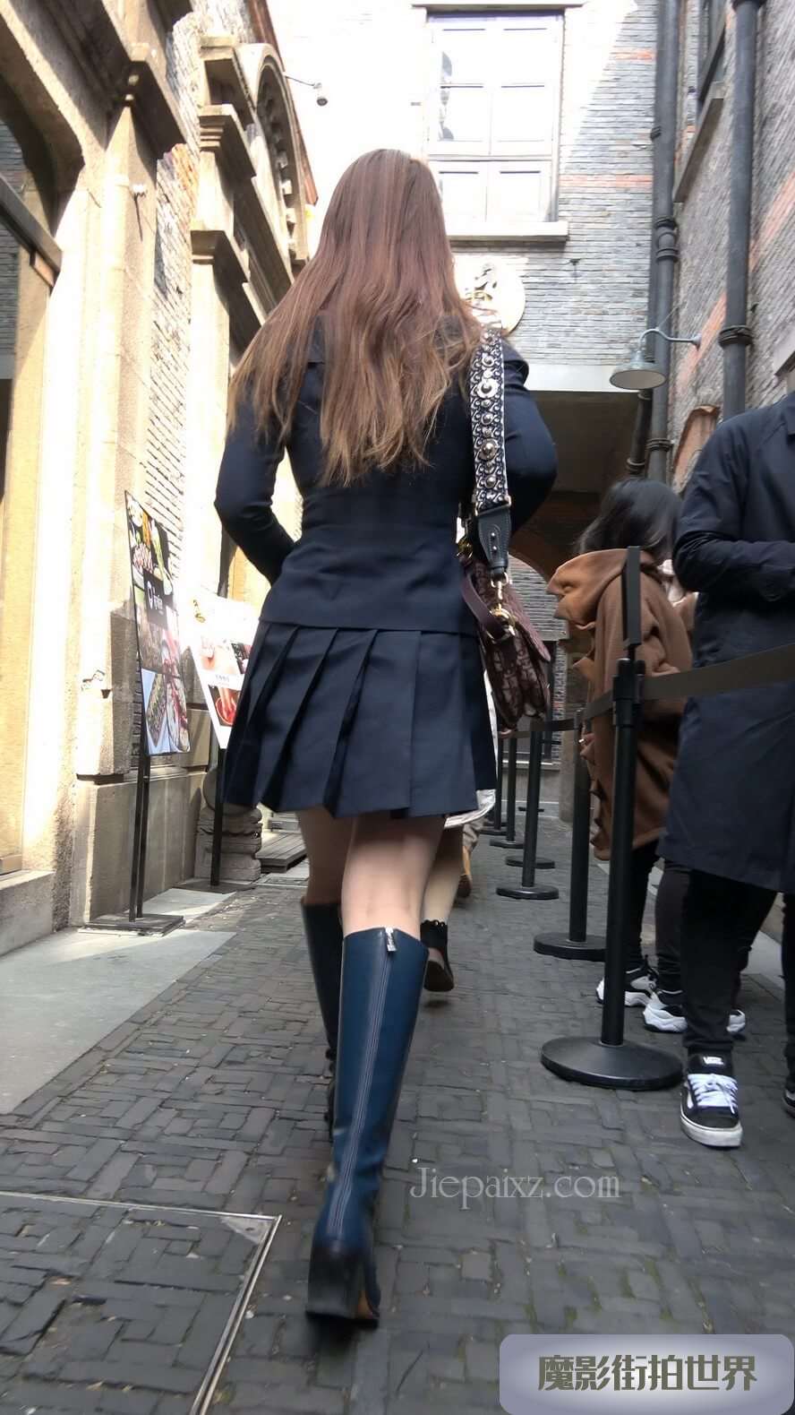 4K - 时尚长靴美女 [1.30 GB/MP4]