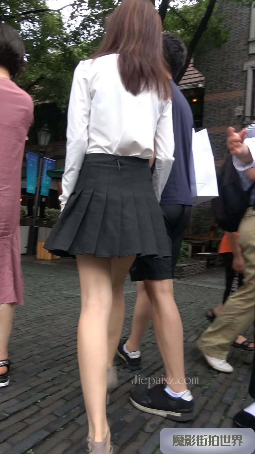 4K - 街拍跟拍短裙女友 [1.69 GB/MP4]