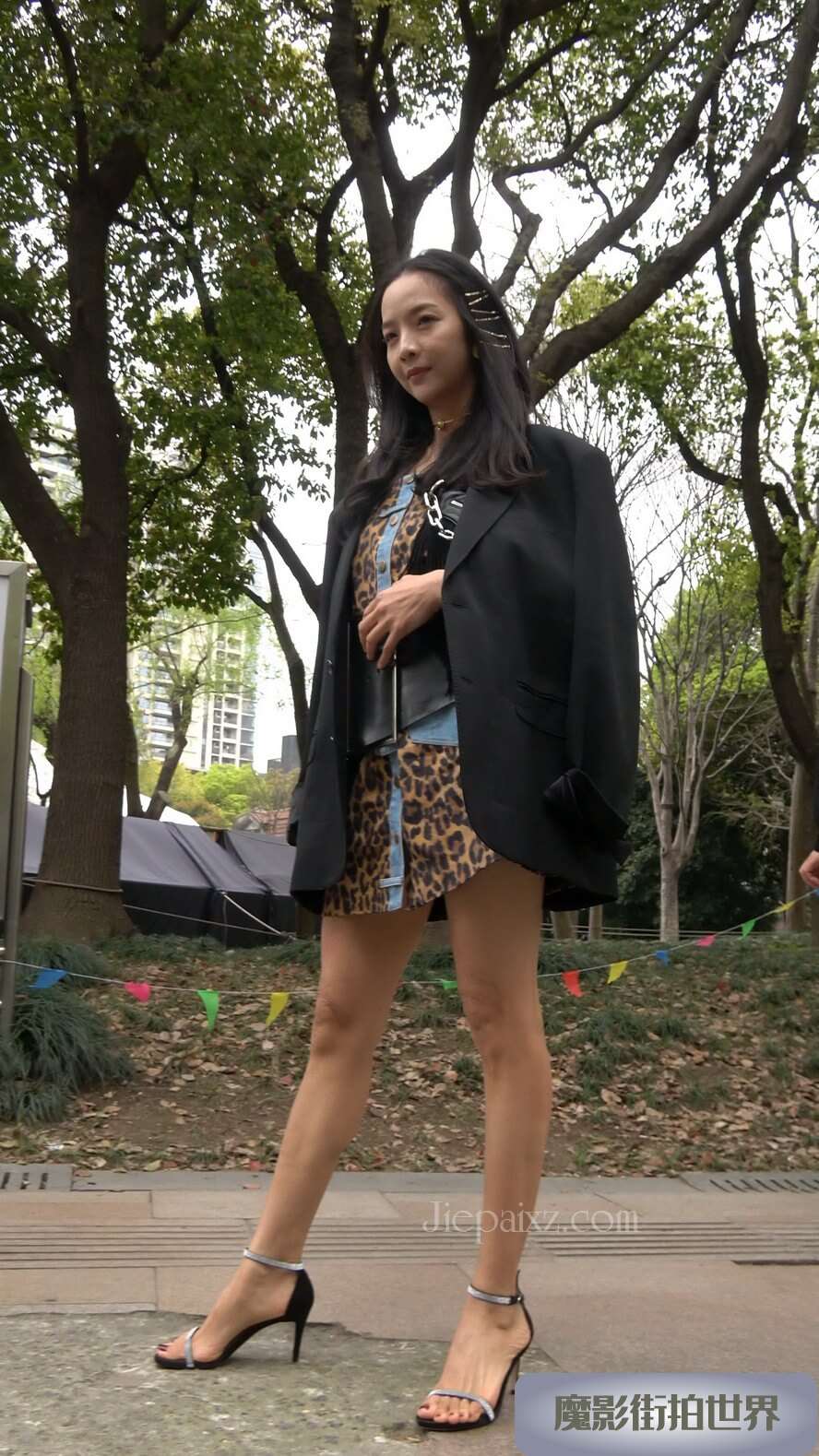 4K - 街拍性感豹纹短裙美女 [791 MB/MP4]