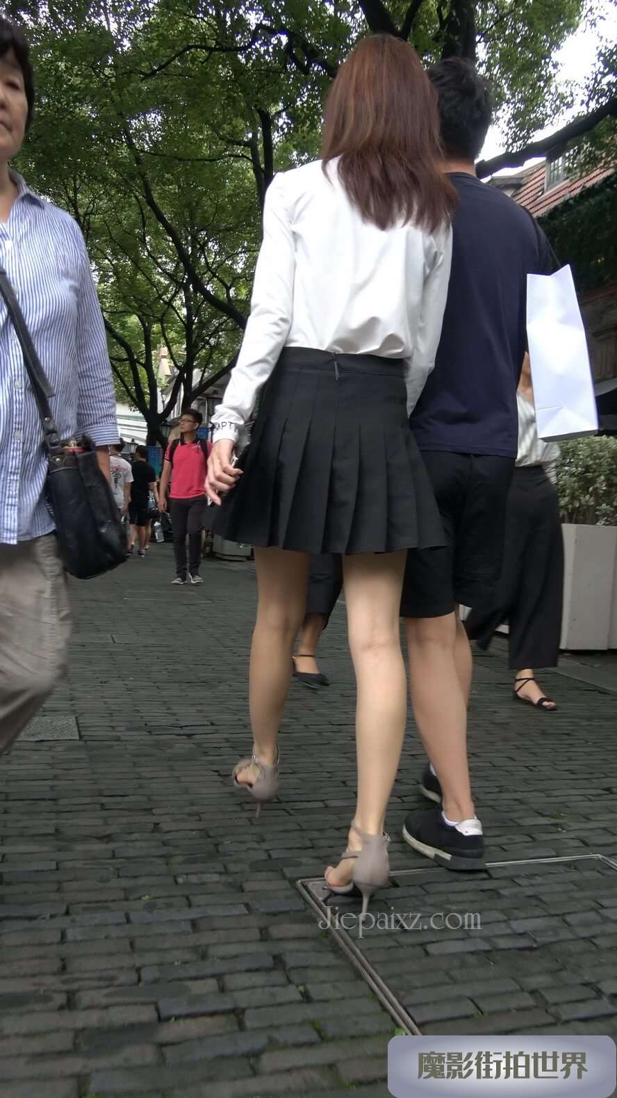 4K - 街拍跟拍短裙女友 [1.69 GB/MP4]