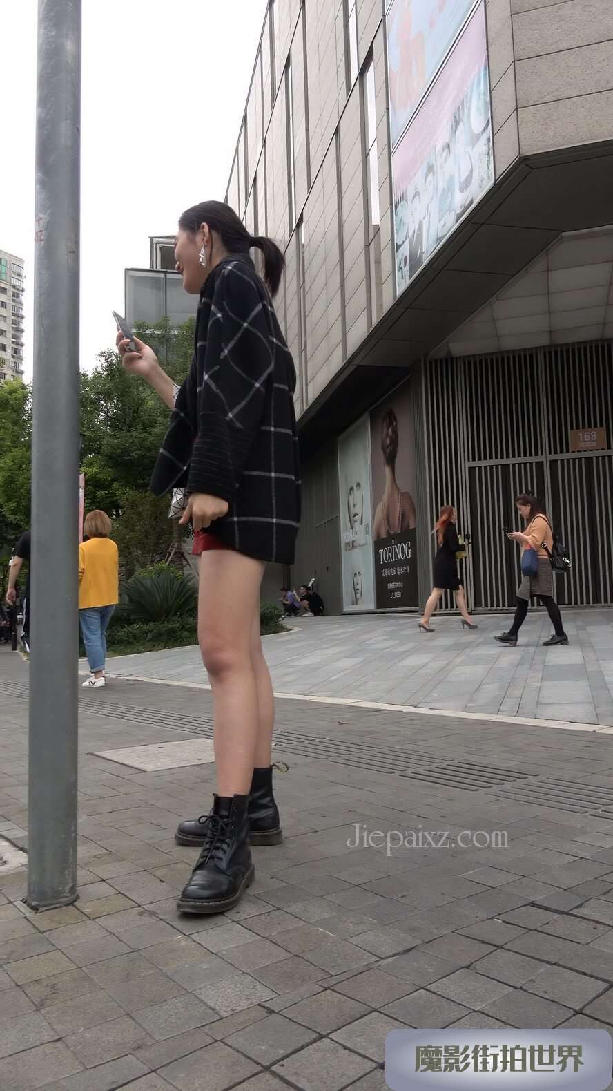 4K - 包臀短裙性感街拍美女 [1.66 GB/MP4]