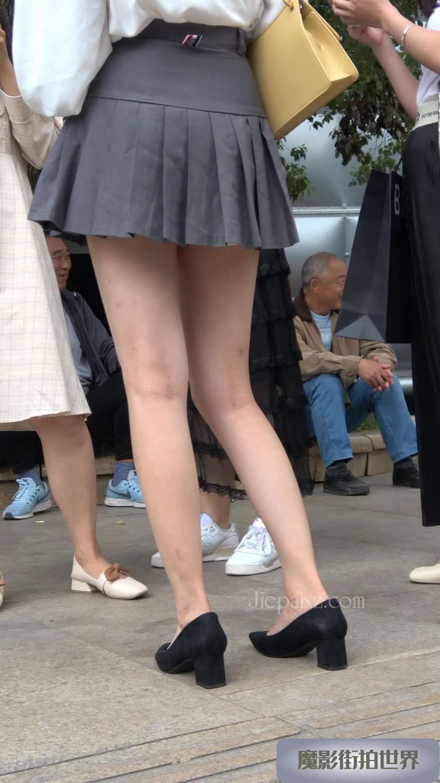 4K  - 街拍百褶短裙白衬衫青春美少女 [2.00 GB/MP4]