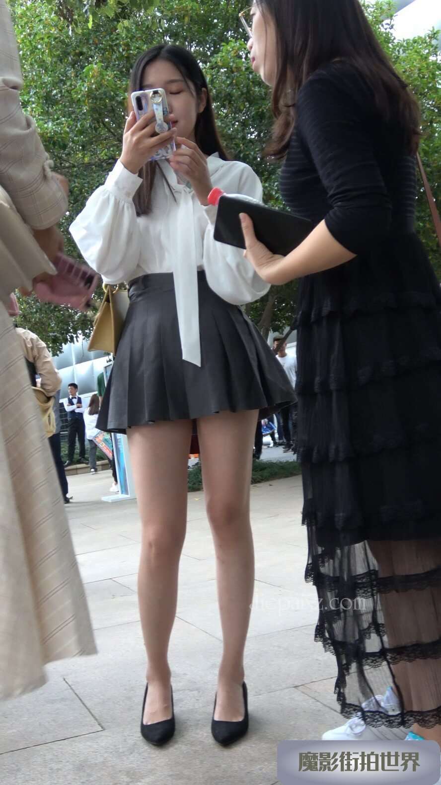 4K  - 街拍百褶短裙白衬衫青春美少女 [2.00 GB/MP4]