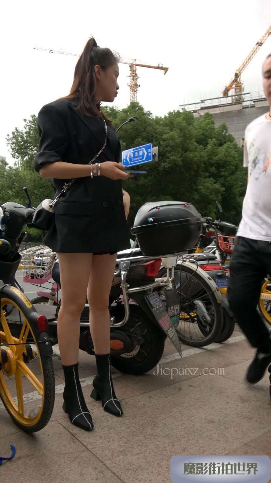 4K - 街拍西装外套美腿姑娘 [1.63 GB/MP4]