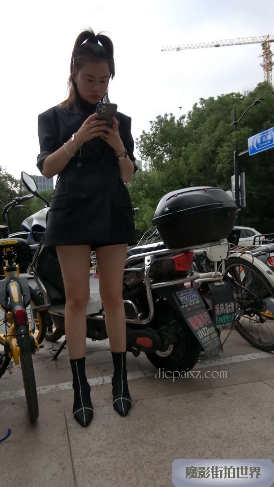 4K - 街拍西装外套美腿姑娘 [1.63 GB/MP4]