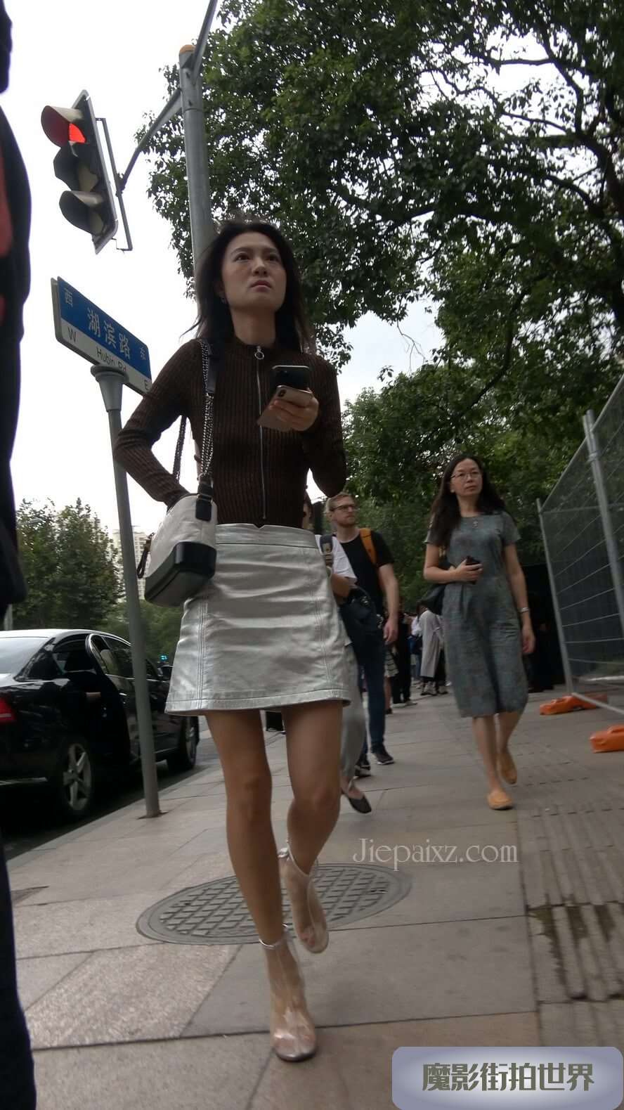 4K - 街拍银白色短裙成熟S妇 [743 MB/MP4]