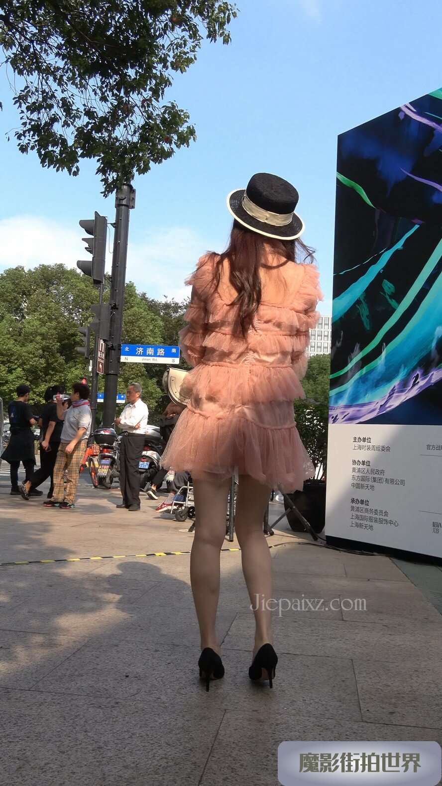 4K - 粉粉连衣裙街拍高跟美女 [617 MB/MP4]