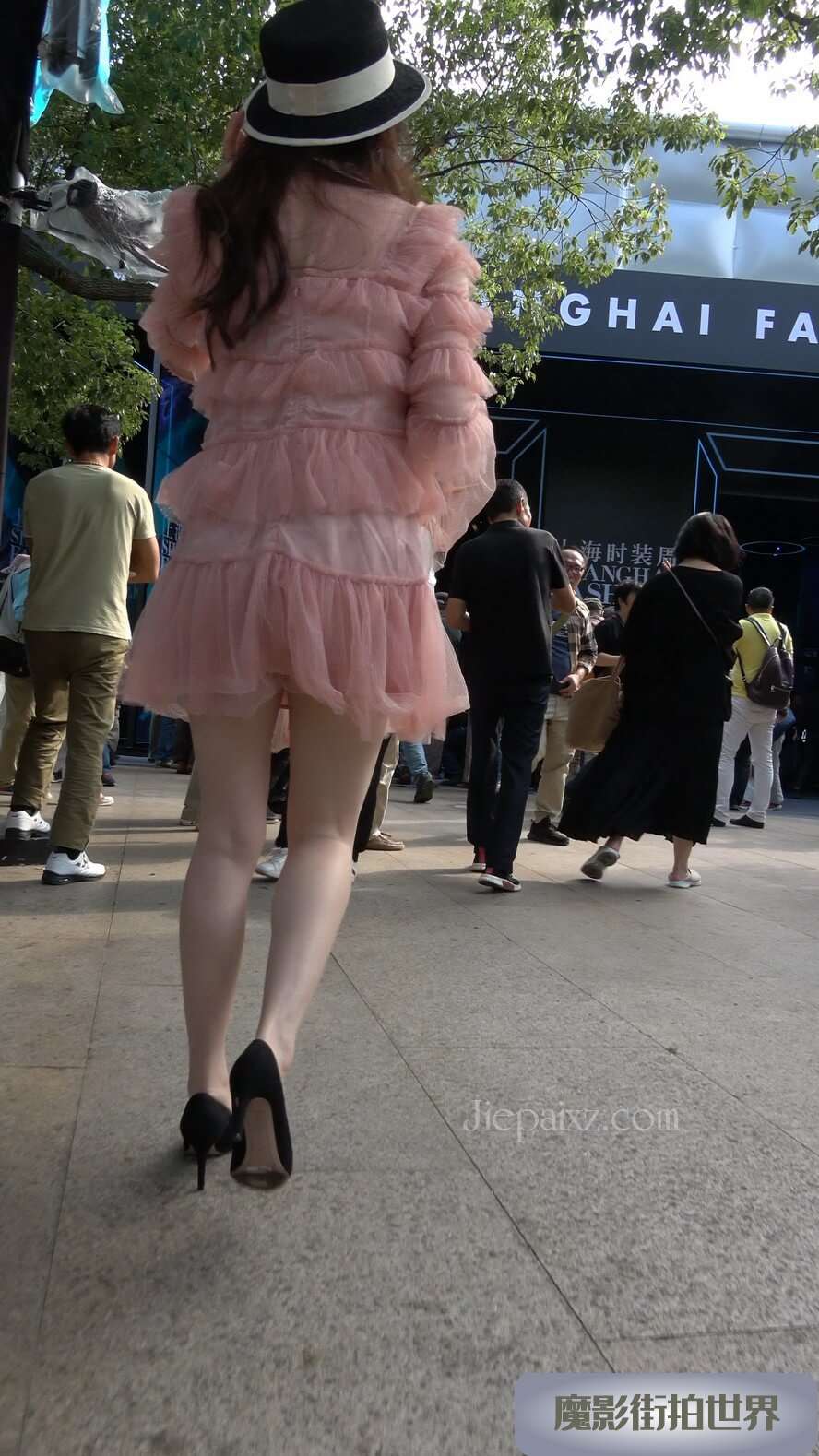 4K - 粉粉连衣裙街拍高跟美女 [617 MB/MP4]