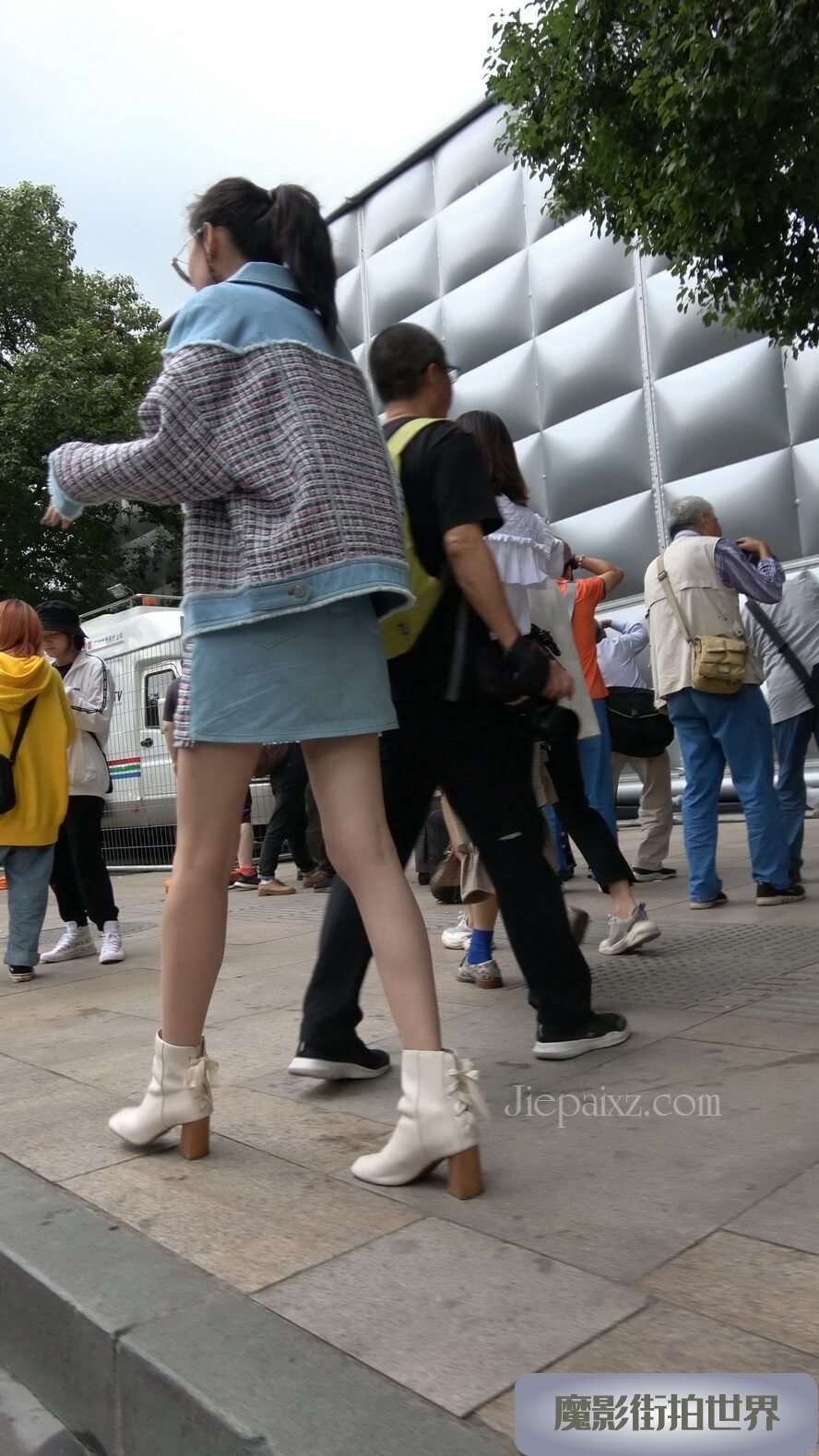 4K - 街拍苗条高挑眼镜妹 [1.65 GB/MP4]
