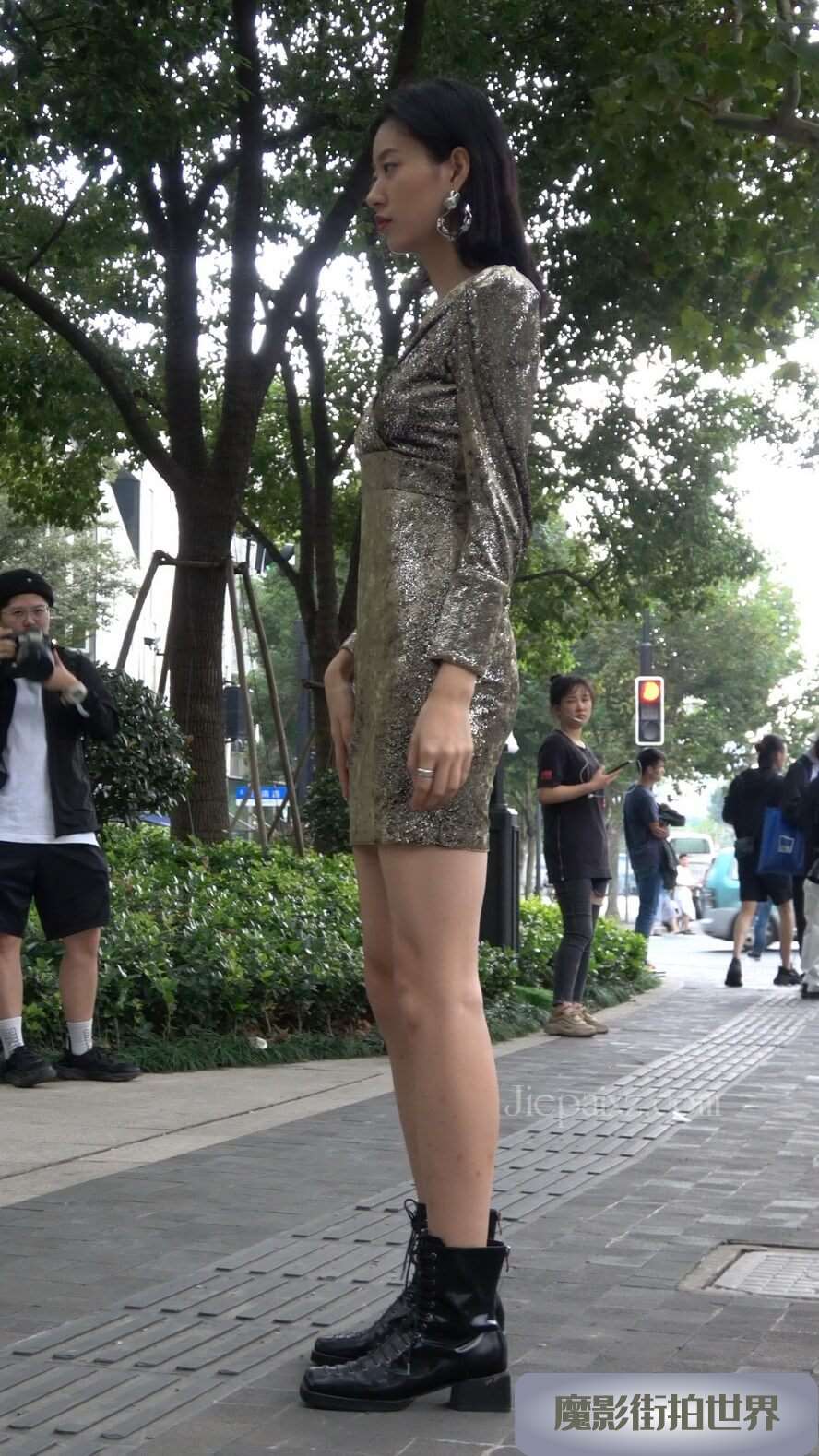 4K - 街拍苗条时尚模特外拍 [1.84 GB/MP4]