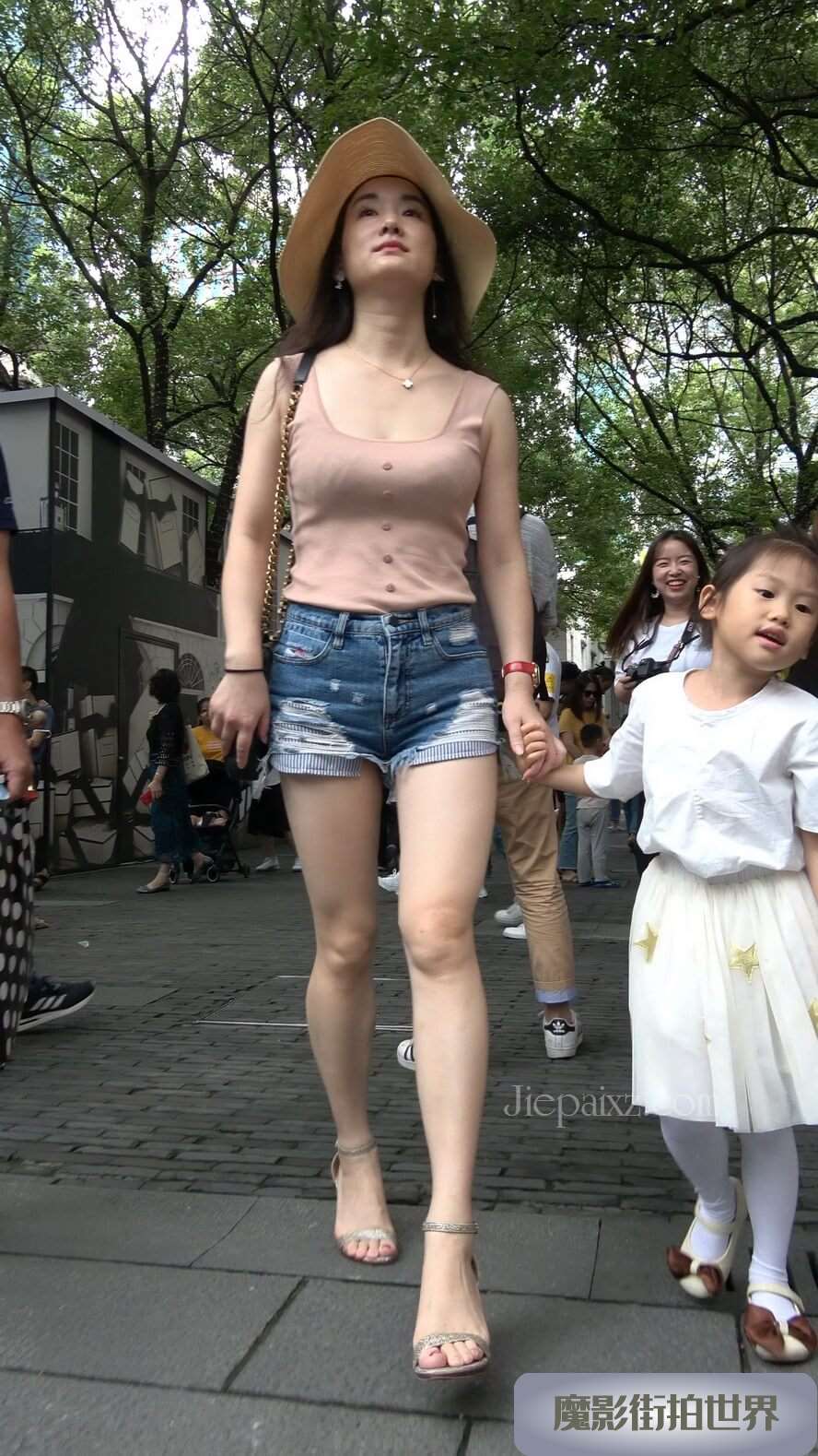 4K - 火辣身材时尚美女辣妈 [1.64 GB/MP4]