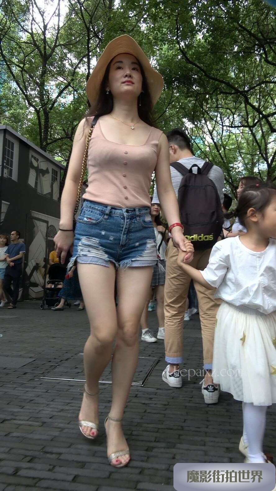 4K - 火辣身材时尚美女辣妈 [1.64 GB/MP4]