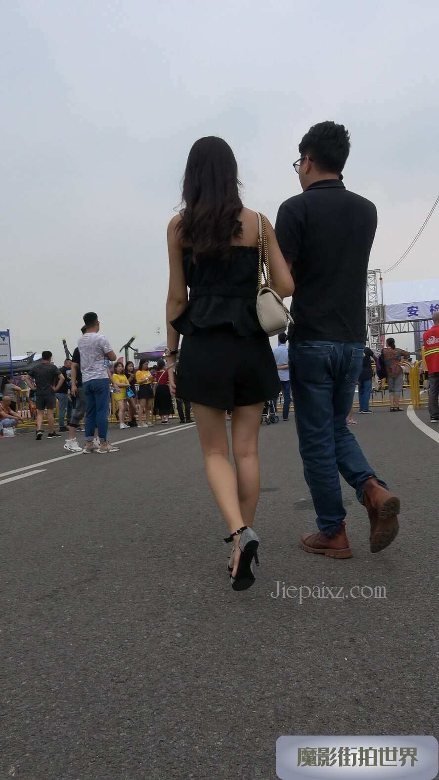 4K - 街拍气质性感的美腿高跟女神 [1.98 GB/MP4]