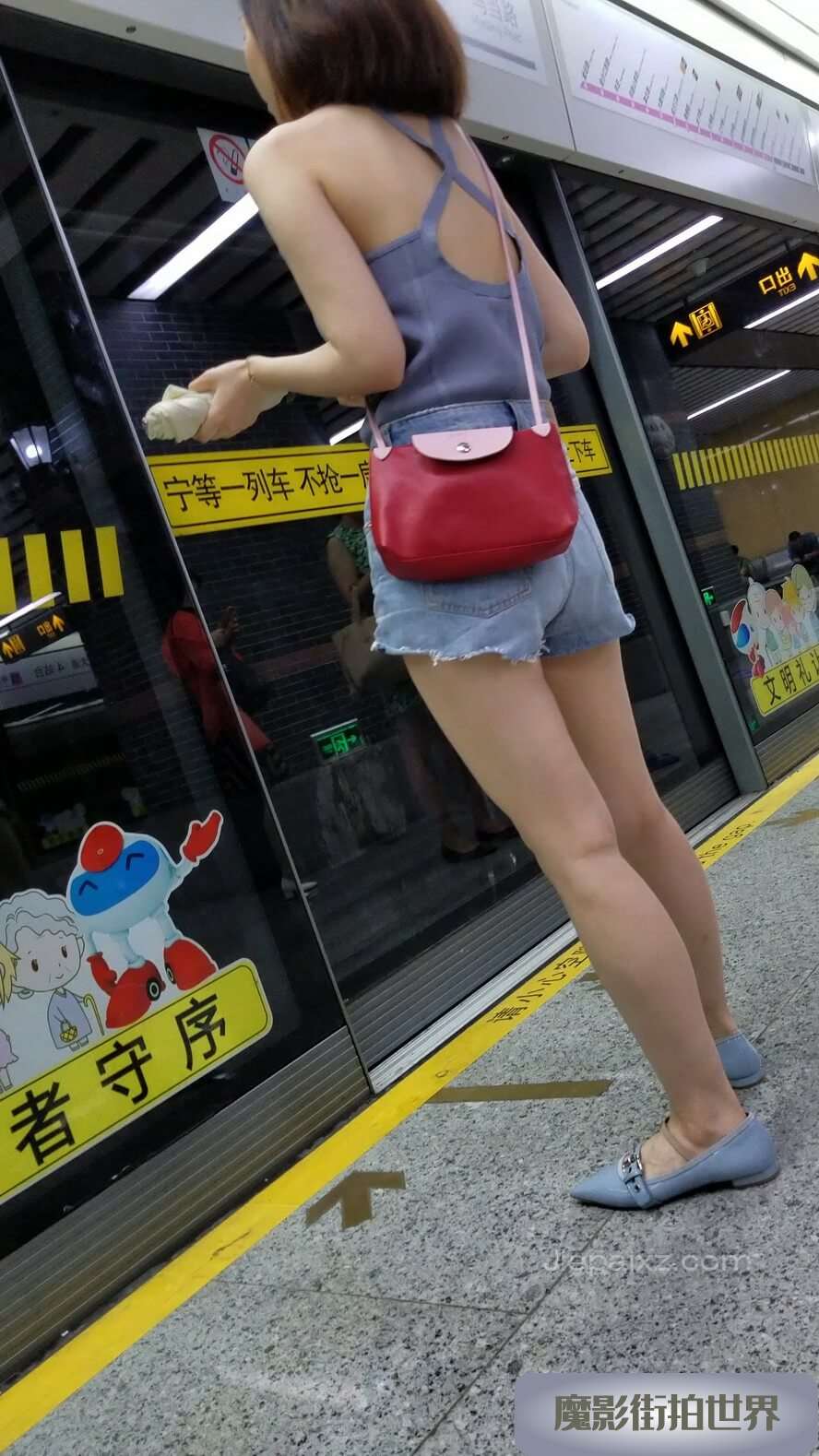 4K - 地铁站偶遇到的超正点姑娘 [1.41 GB/MP4]