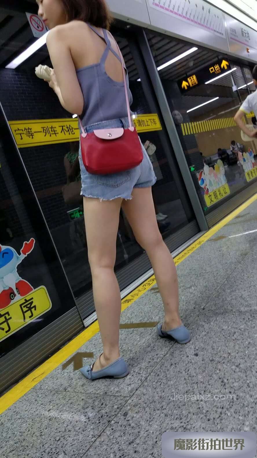 4K - 地铁站偶遇到的超正点姑娘 [1.41 GB/MP4]