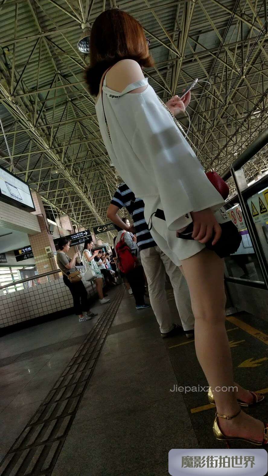 4K - 街拍白皙大长腿姑娘搭地铁 [3.12 GB/MP4]