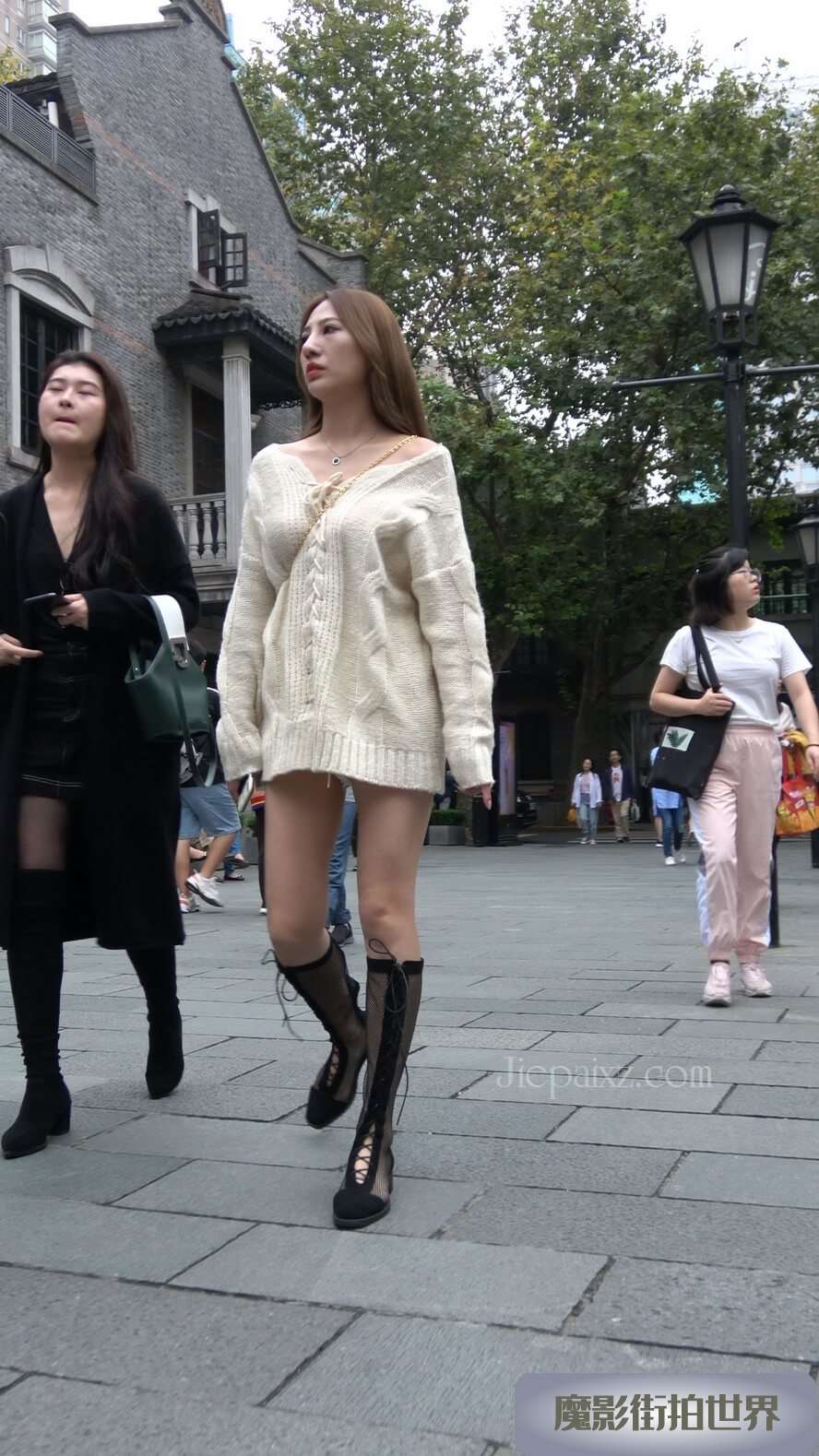 4K - 街拍针织毛衣美腿靓女 [2.89 GB/MP4]