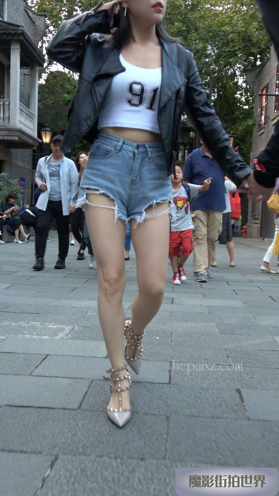 4K - 超气质的美腿热裤颜值美女 [2.14 GB/MP4]