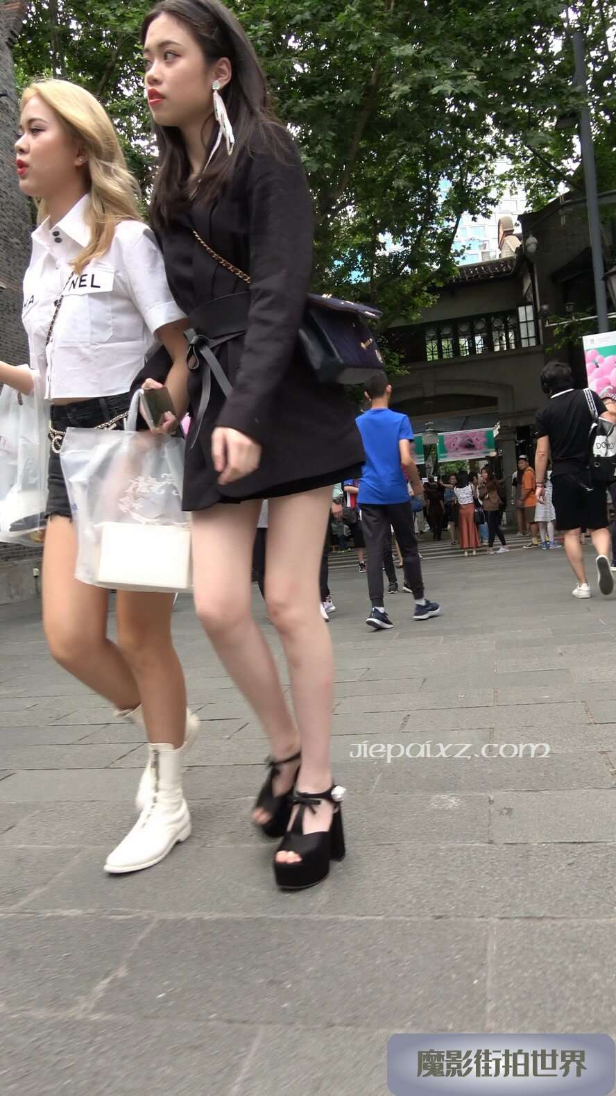 4K - 两位青春小姐妹一起逛街街拍 [1.00 GB/MP4]