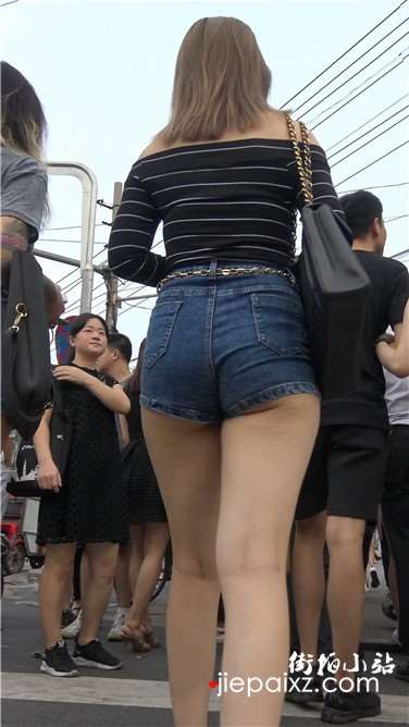 4k超清，街拍豪放霸气纹身牛仔超短热牛姐妹[2.43 GB]