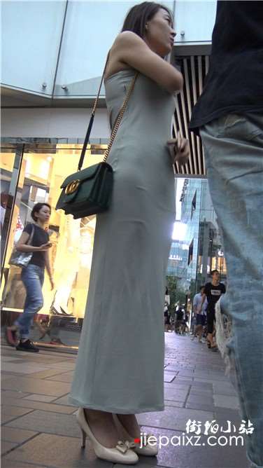 4k超清，街拍气质长裙丁内极品身材美女姐姐[2.29 GB]