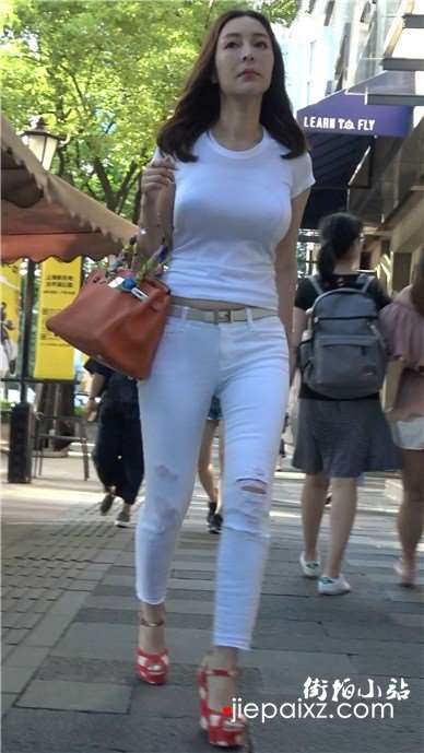 4k-性感美胸大长腿紧身白裤美少妇 [1.76 GB]