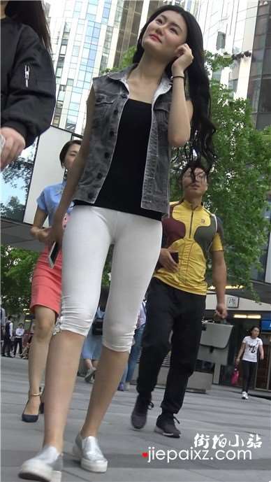 4k-极品俏皮白色打底裤翘臀美眉 [2.27 GB]