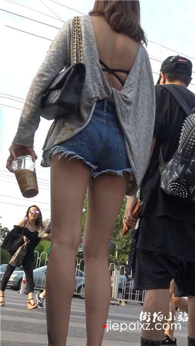 4k-街拍大长腿热裤性感吸烟的美女 [1.56 GB]