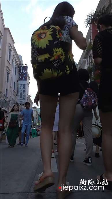 性感蛇腰热裤大长腿美女变走边撸串 [536 MB]