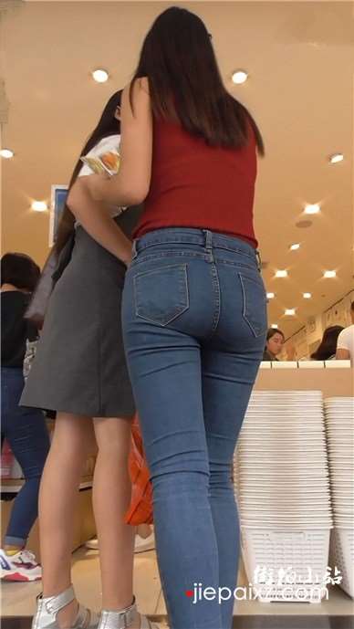 超紧身蓝牛苹果臀妹子跟闺蜜买衣服 [517 MB]