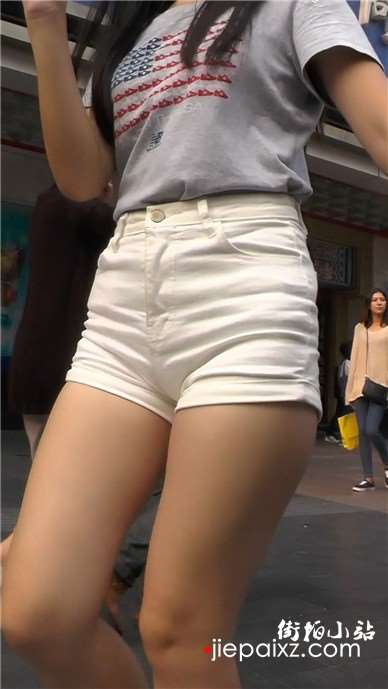 街拍吃着雪糕的T恤衫热裤女孩 [798 MB]