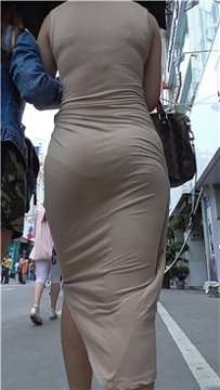 街拍米色裹身长裙美眉 [1.15 GB]