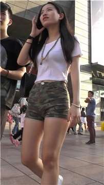 高腰迷彩热裤苹果臀性感美眉 [1.00 GB]