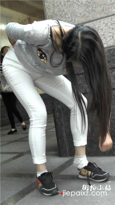 街拍紧身白裤丰腴美女弯腰撅臀系鞋带 [1.11 GB]