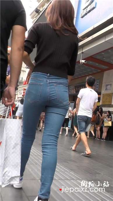 紧身蓝牛眼镜妹吞云吐雾耍酷 [1.26 GB]